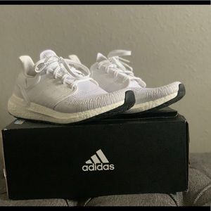 UltraBoost 20 Running Shoe
ADIDAS